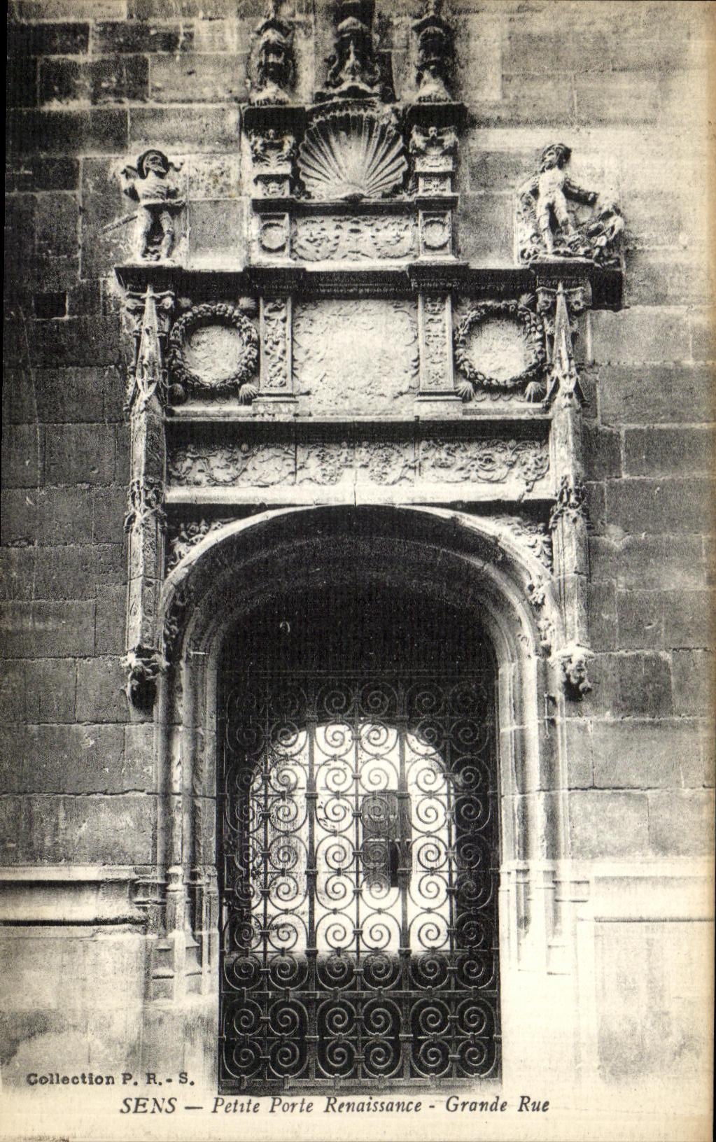 CPA Sens Petite Porte Renaissance Grande Rue 