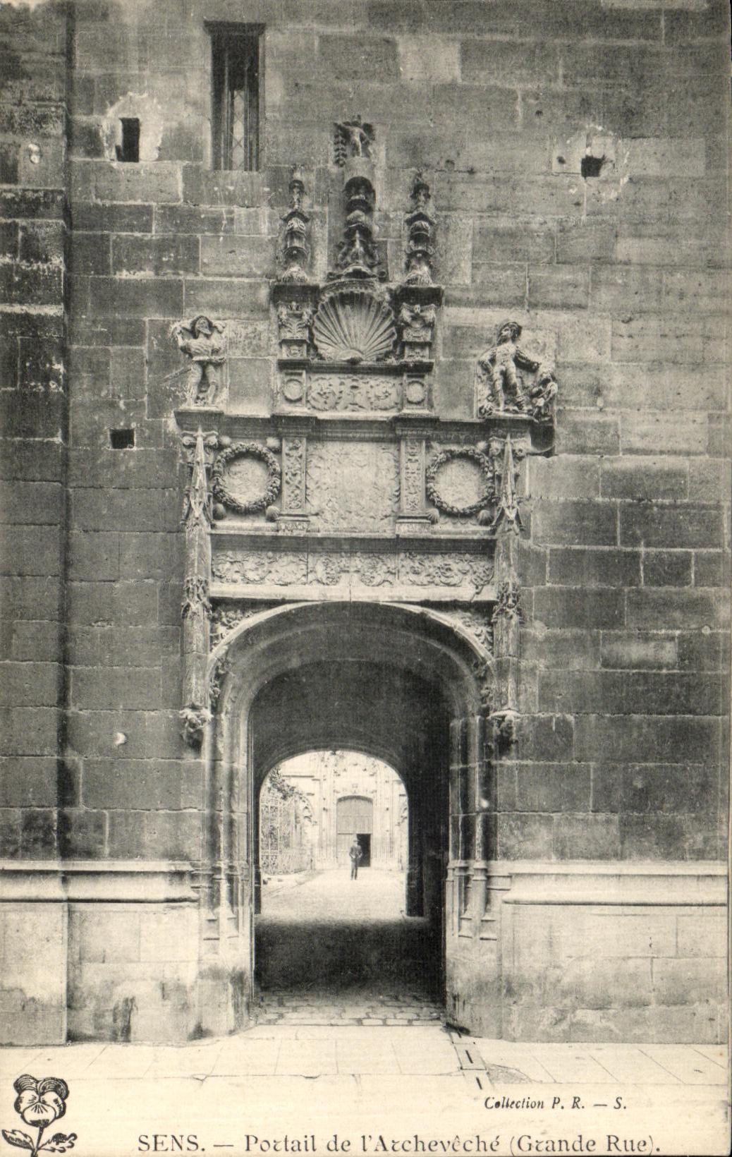 CPA Sens Portail de l Archeveche Gande Rue
