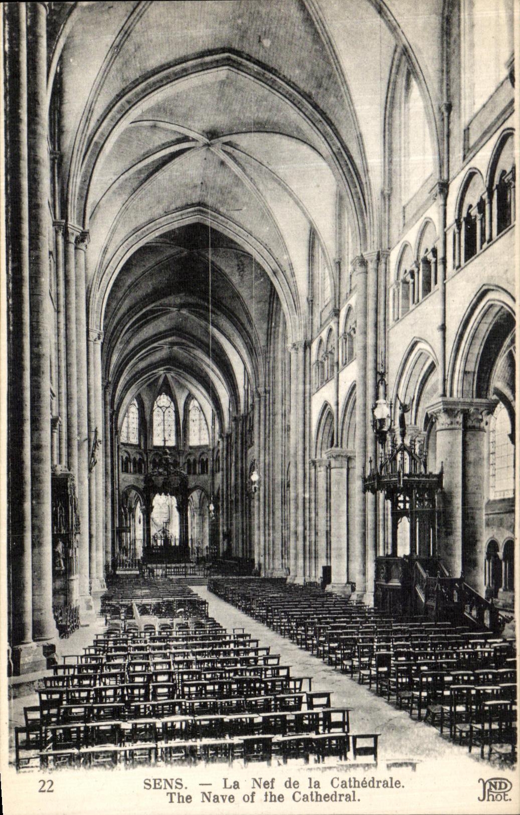 CPA Sens La nef de la Cathedrale