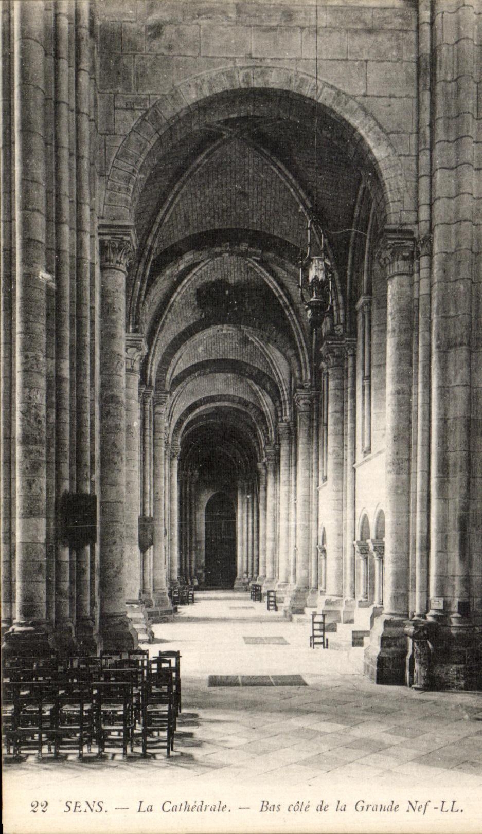 CPA Sens La Cathedrale Bas cote de la grande nef