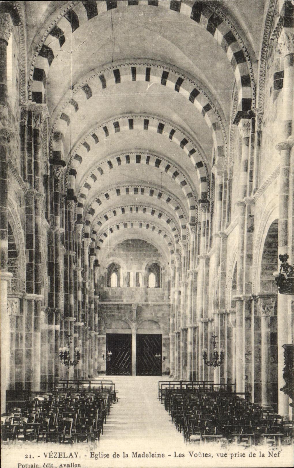 CPA Vezelay Eglise de la Madeleine Les Voutes Vue Prise de la Nef