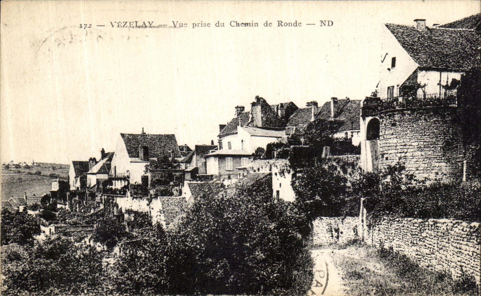 CPA Vezelay Vue prise du chemin de Ronde