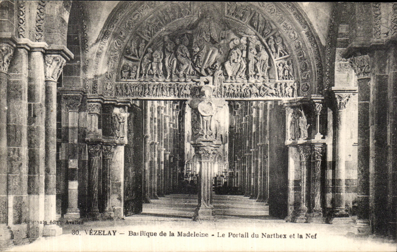 CPA Vezelay Eglise de la Madeleine Le portail Du Narthex et la Nef 
