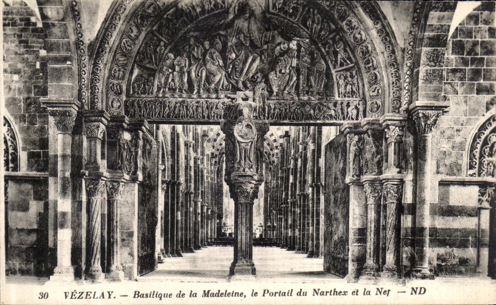 CPA Vezelay Eglise de la Madeleine Le portail Du Narthex et la Nef 