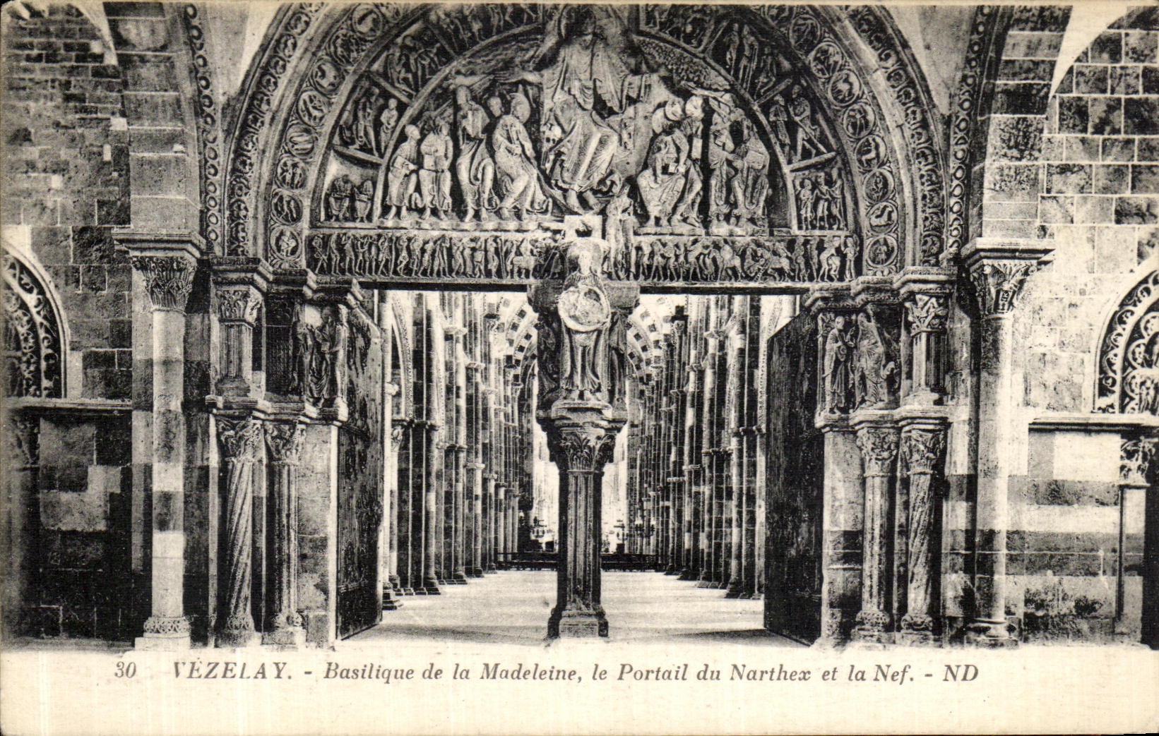 CPA Vezelay Basilique de la Madeleine Le portail du Narthex et la nef