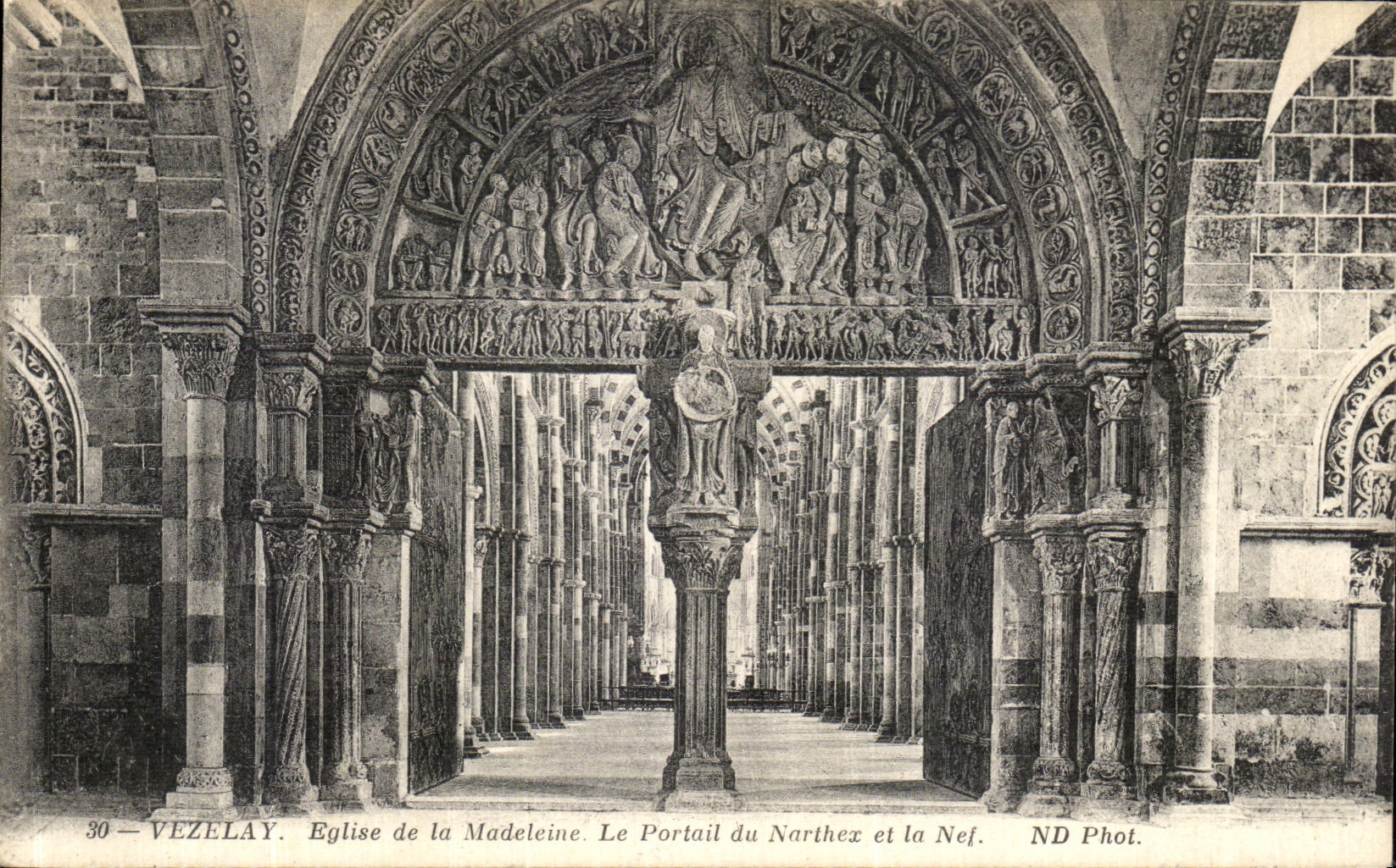 CPA Vezelay Eglise de la Madeleine Le portail du Narthex et la Nef