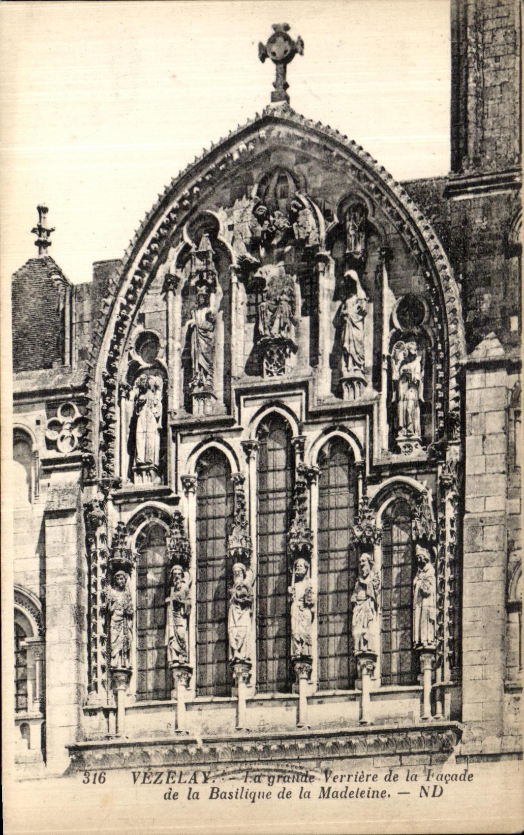 CPA Vezelay La Grande Verriere de la Facade de la Basilique de la Madeleine