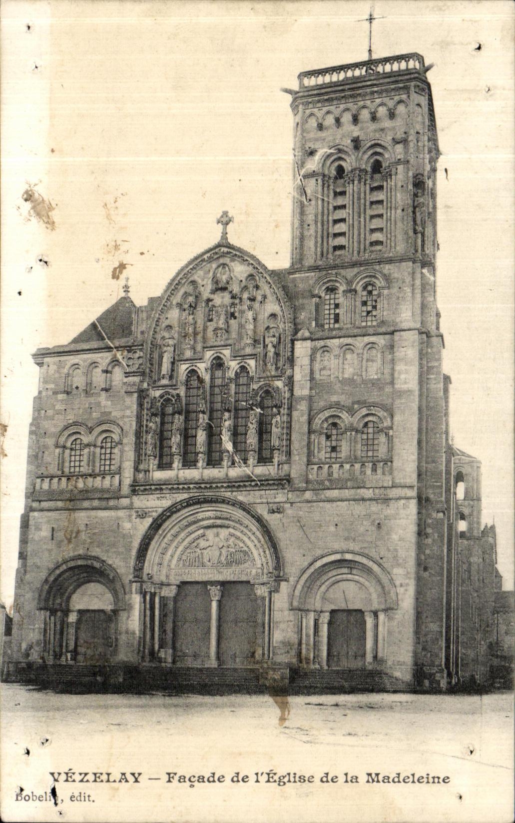 CPA Vezelay Facade de L Eglise de la Madeleine