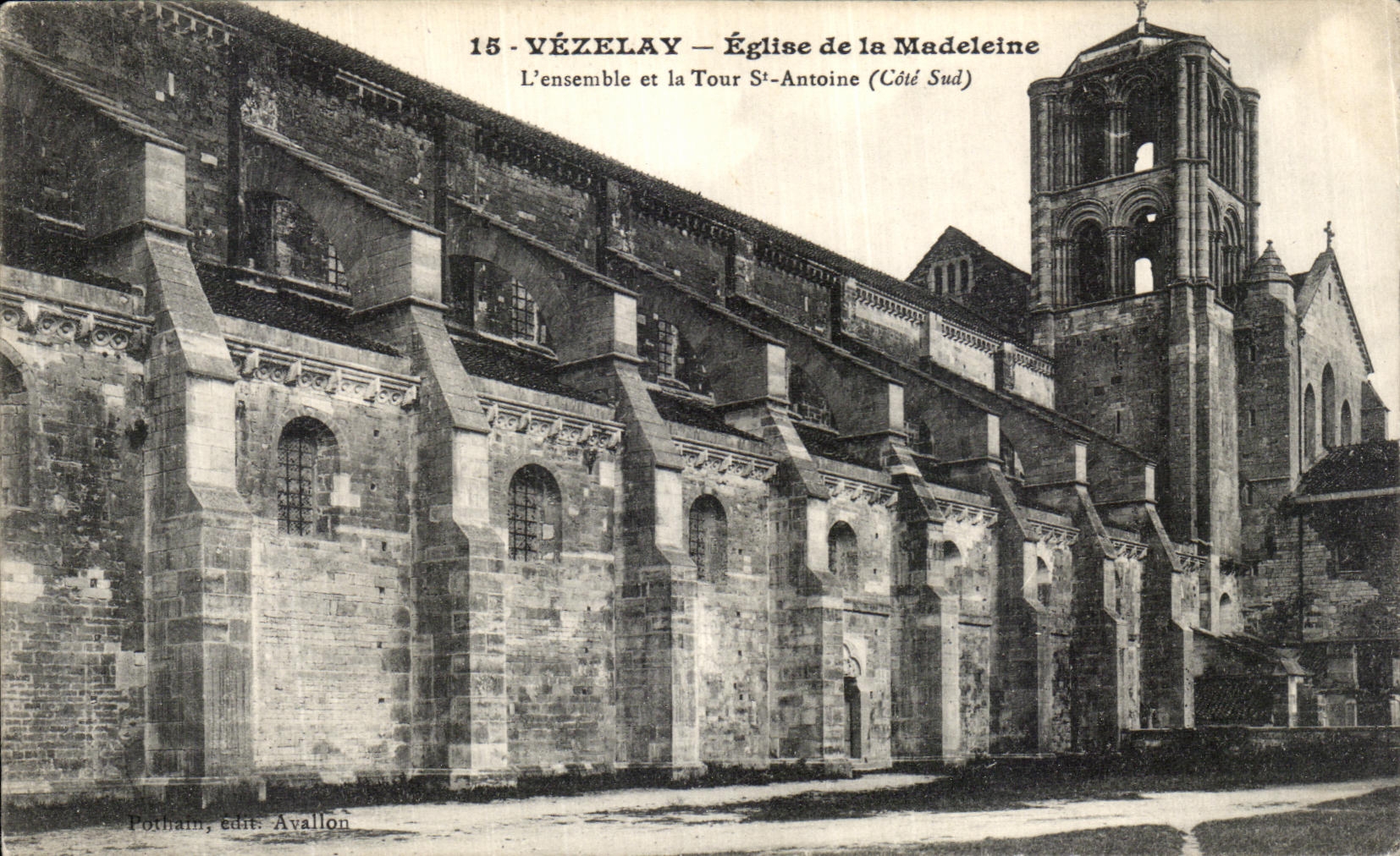 CPA Vezelay L Eglise de la Madeleine L ensemble et la Tour St antoine