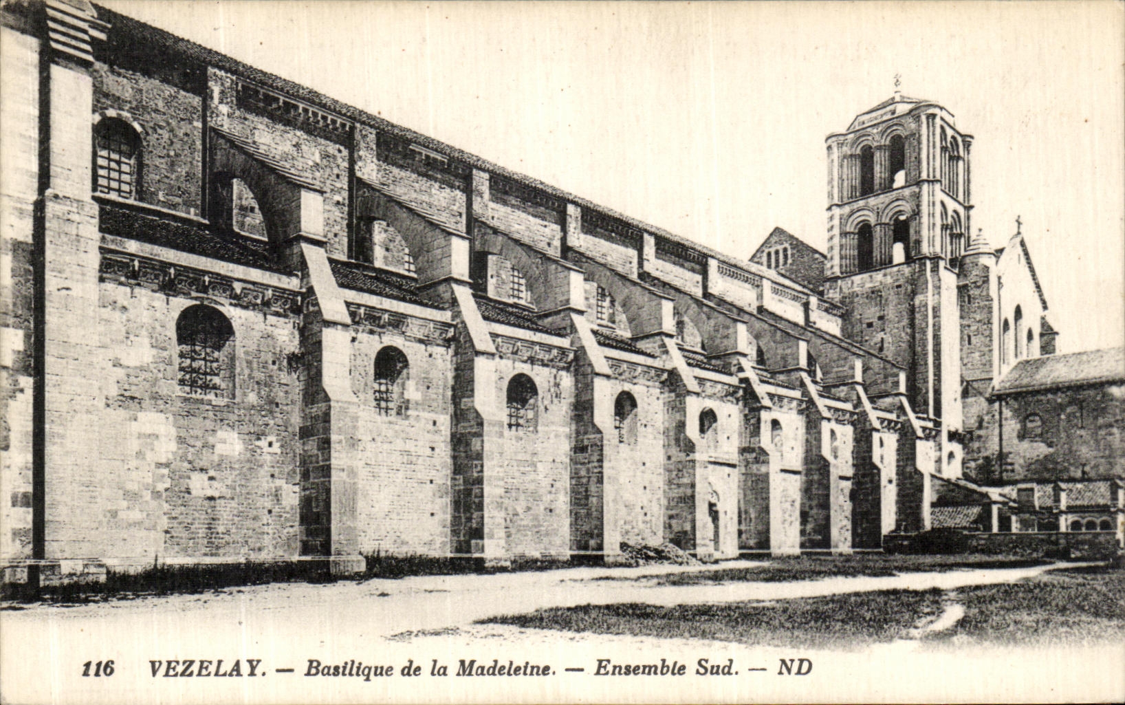 CPA Vezelay L Eglise de la Madeleine L ensemble Sud