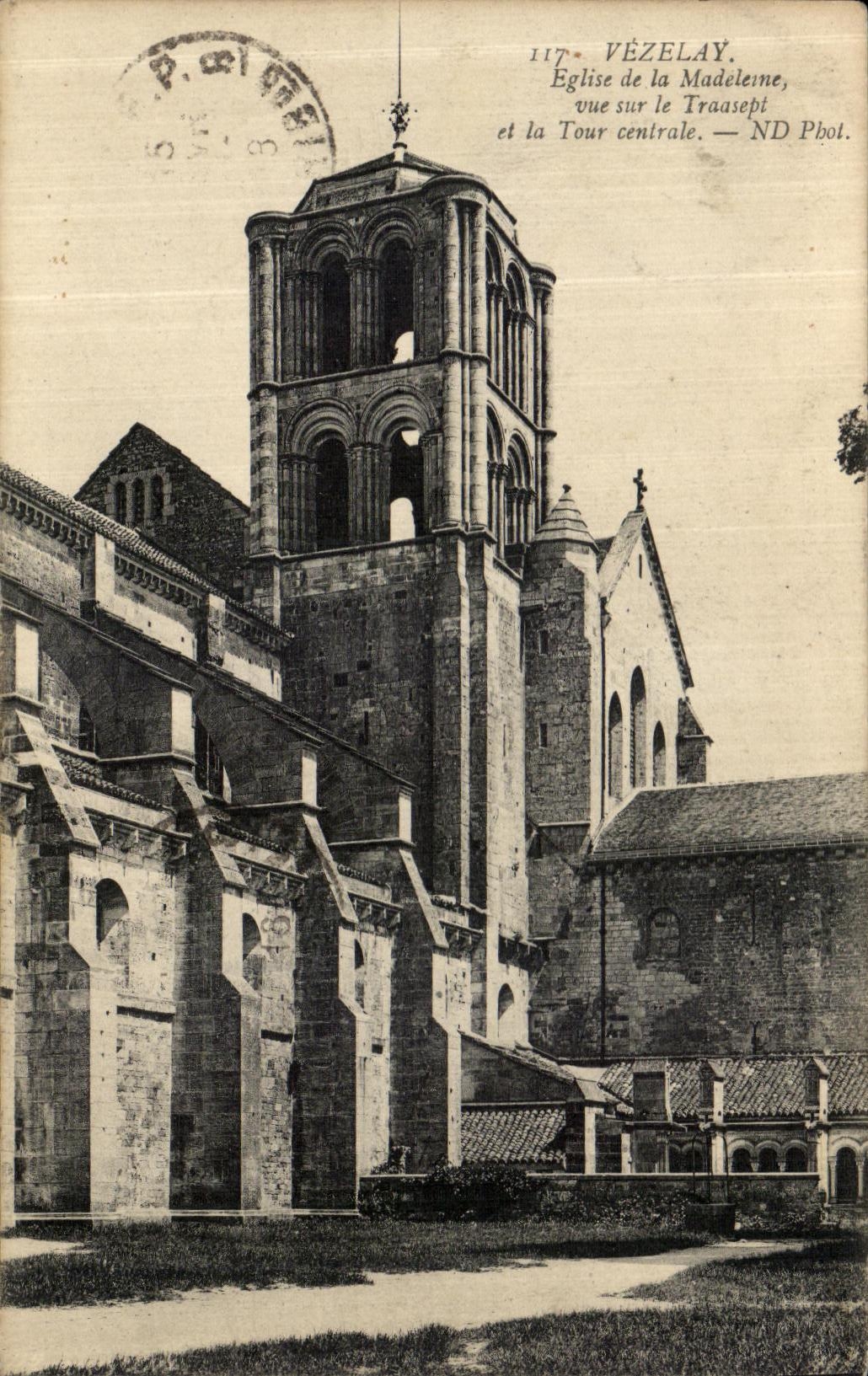 CPA Vezelay L Eglise de la Madeleine Vue sur le transept et la tour centrale