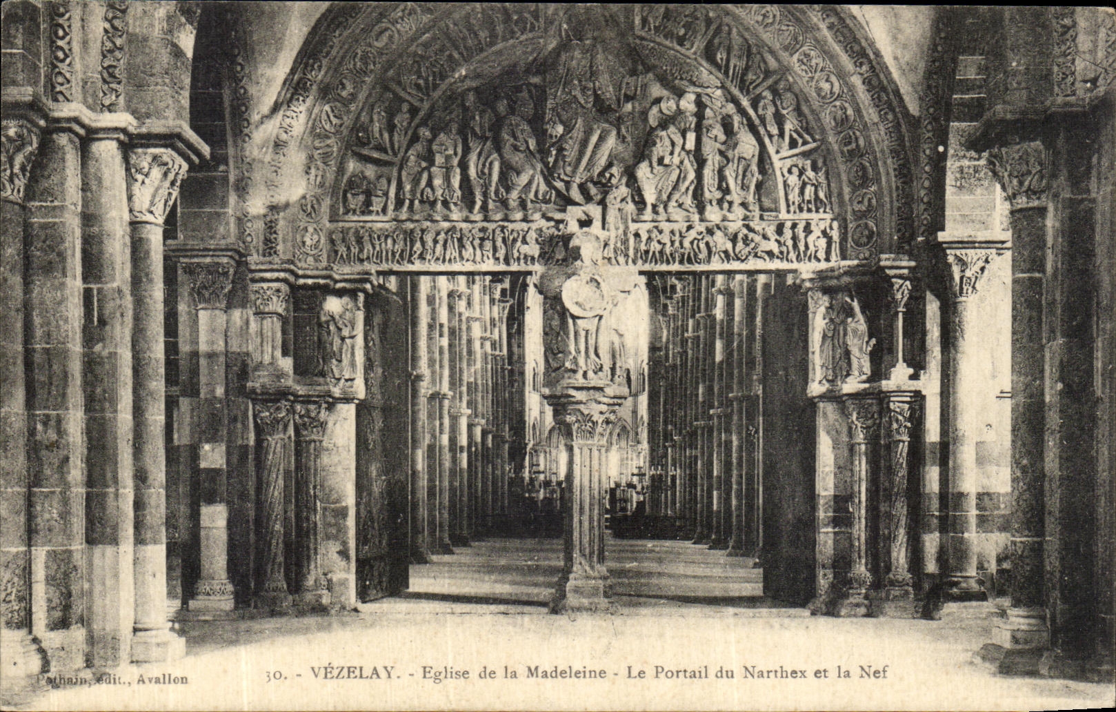 CPA Vezelay L Eglise de la Madeleine Le portail du Narthex et la Nef
