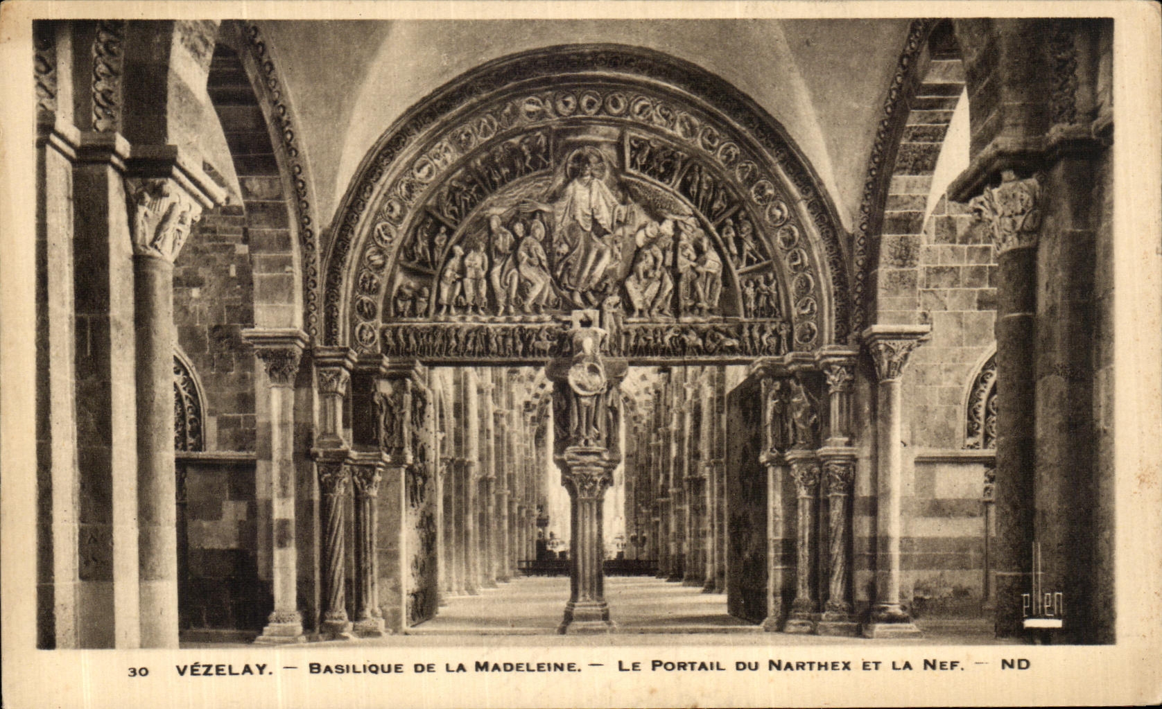 CPA Vezelay L Eglise de la Madeleine Le portail du Narthex et la Nef