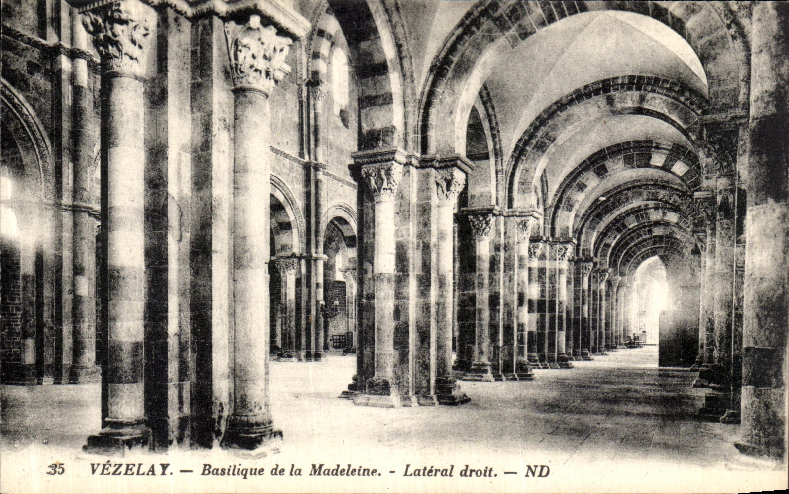CPA Vezelay Basilique de la Madeleine Lateral droit