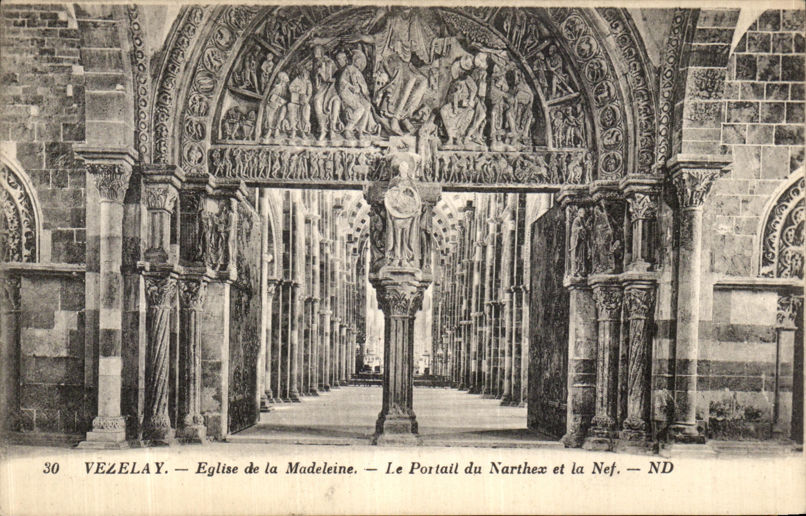 CPA Vezelay L Eglise de la Madeleine Le portail du Narthex et la Nef