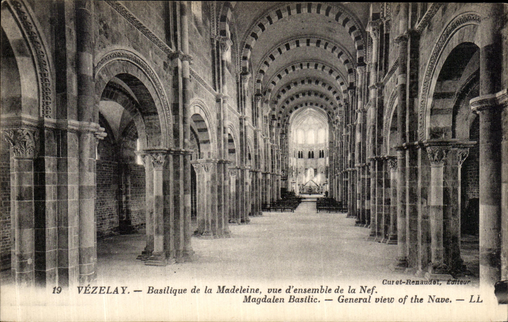 CPA Vezelay Basilique de la Madeleine Vue d ensemble de la Nef Magdalen Basilite Generale View of the Nave