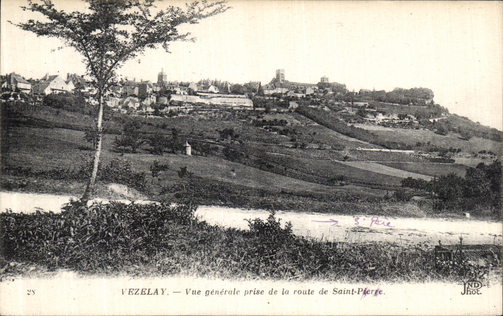 CPA Vezelay Vue Generale Prise de la Route de Saint Pierre