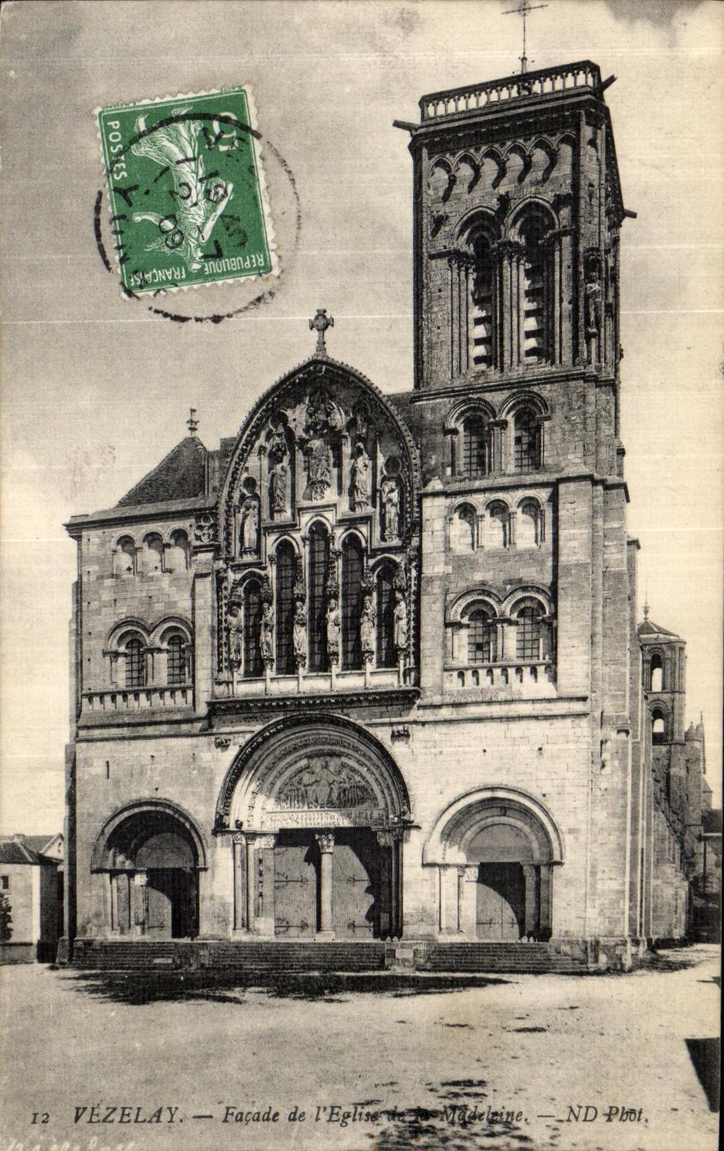 CPA Vezelay Facade de L eglise de la Madeleine