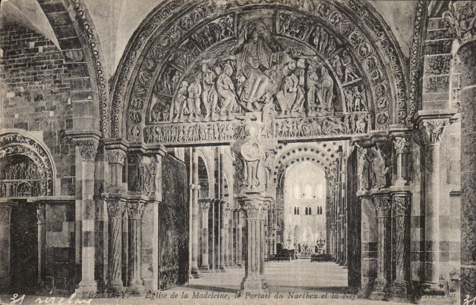 CPA Vezelay Eglise De La Madeleine Le portail de Narthex et de la Nef 