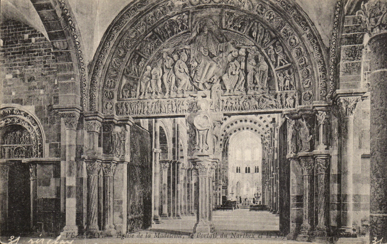 CPA Vezelay Eglise De La Madeleine Le portail de Narthex et de la Nef 