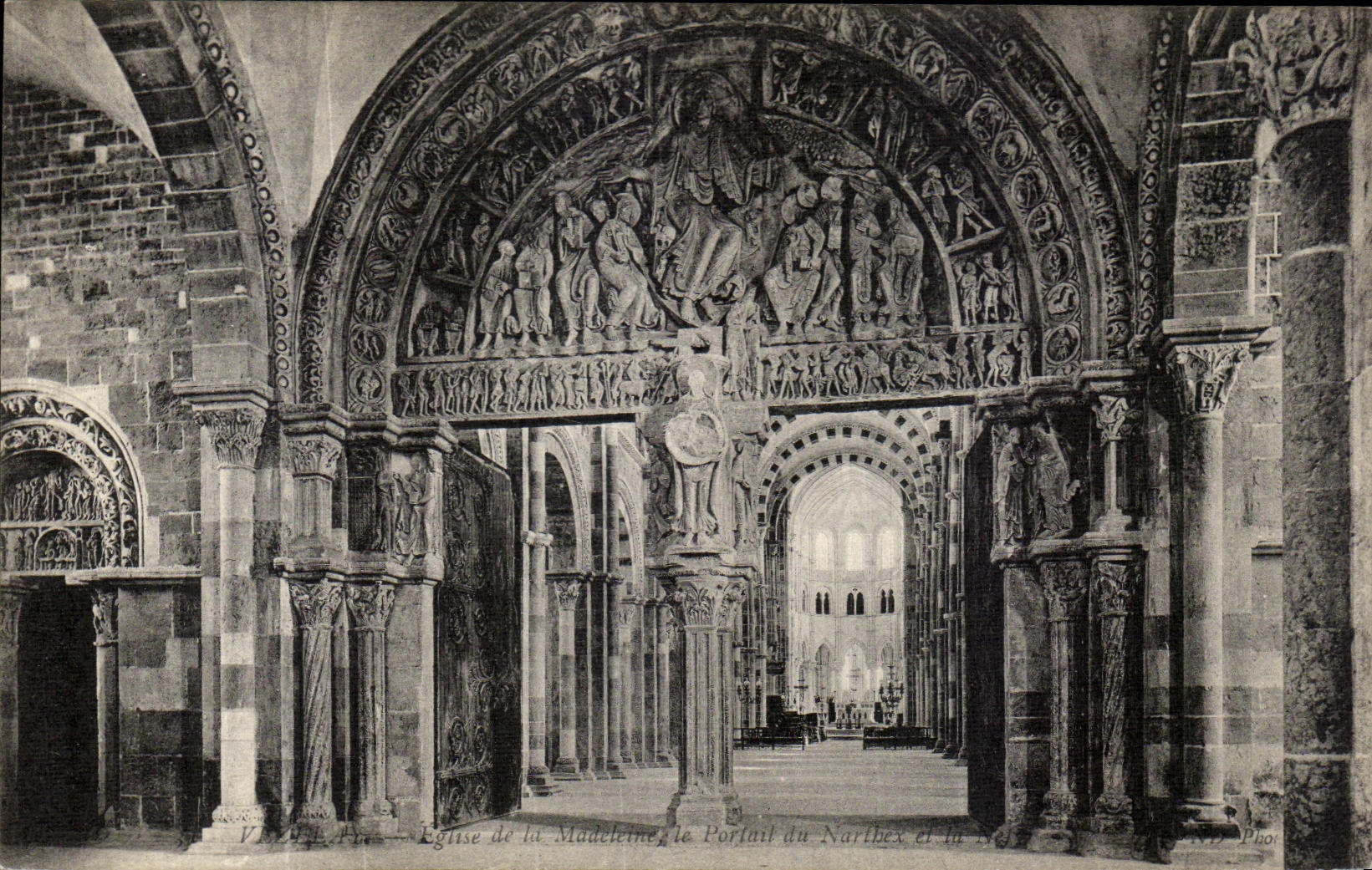 CPA Vezelay Eglise De La Madeleine Le portail de Narthex et de la Nef 