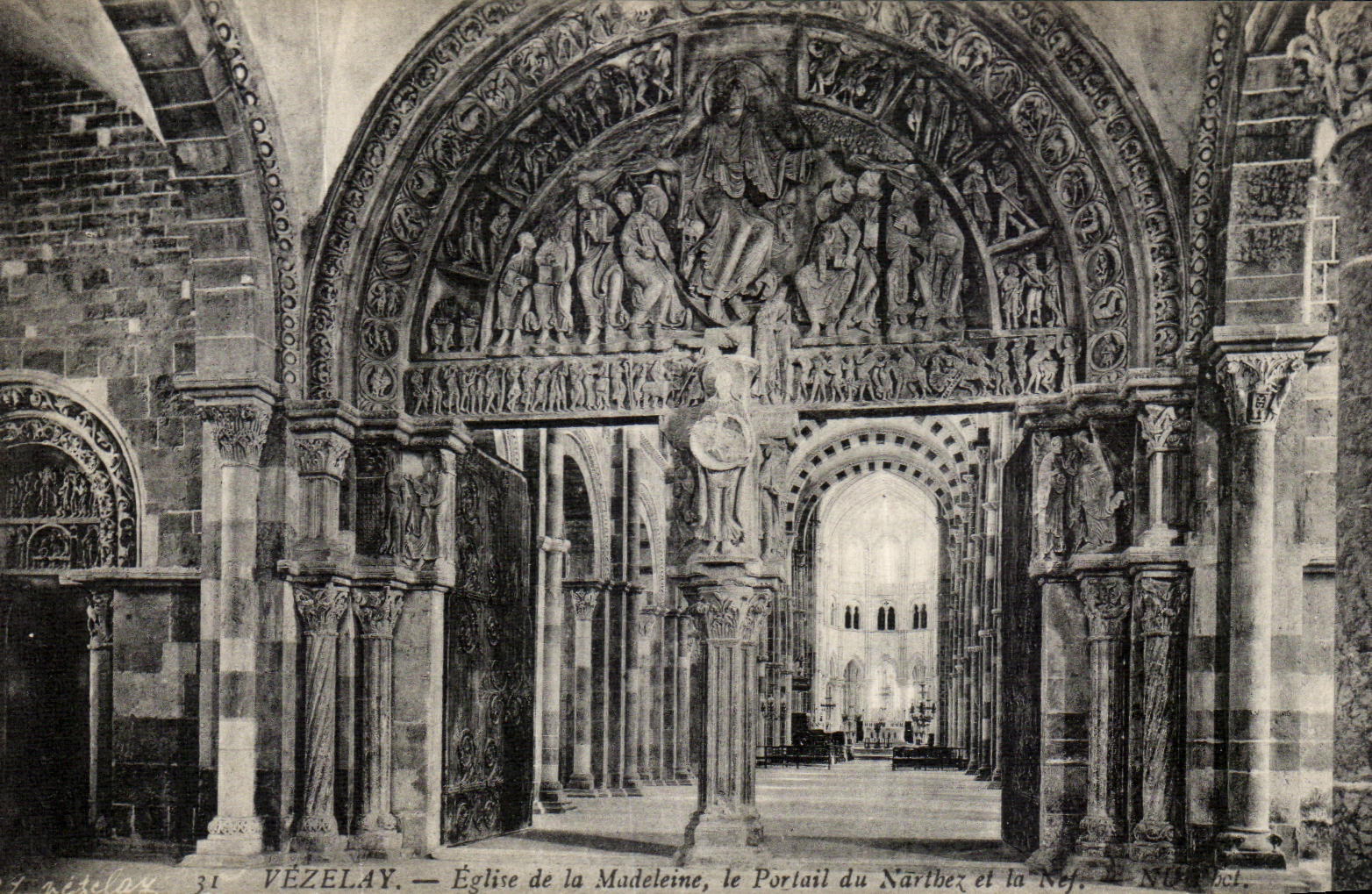 CPA Vezelay Eglise De La Madeleine Le portail de Narthex et de la Nef 