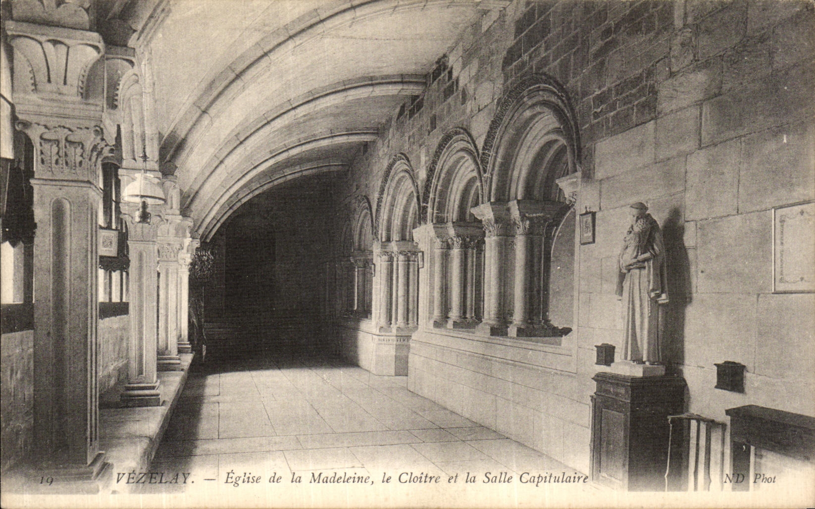 CPA Vezelay Eglise de la Madeleine Le Cloitre et salle Capitulaire