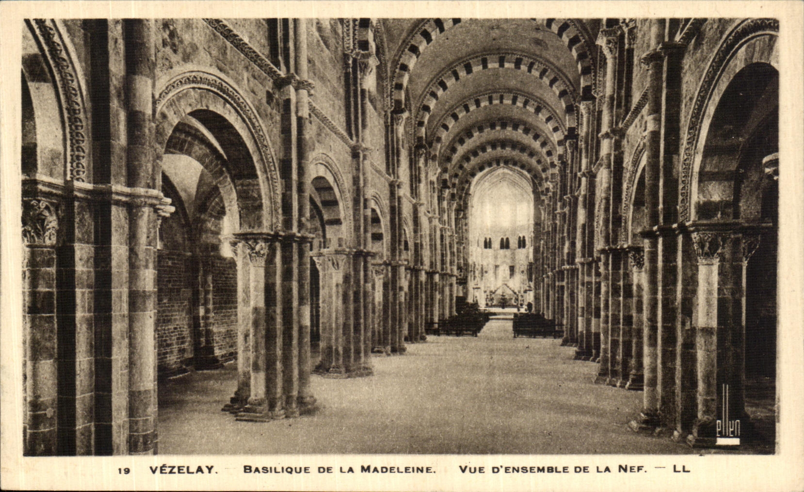 CPA Vezelay Basilique de la Madeleine Vue D ensemble de la Nef