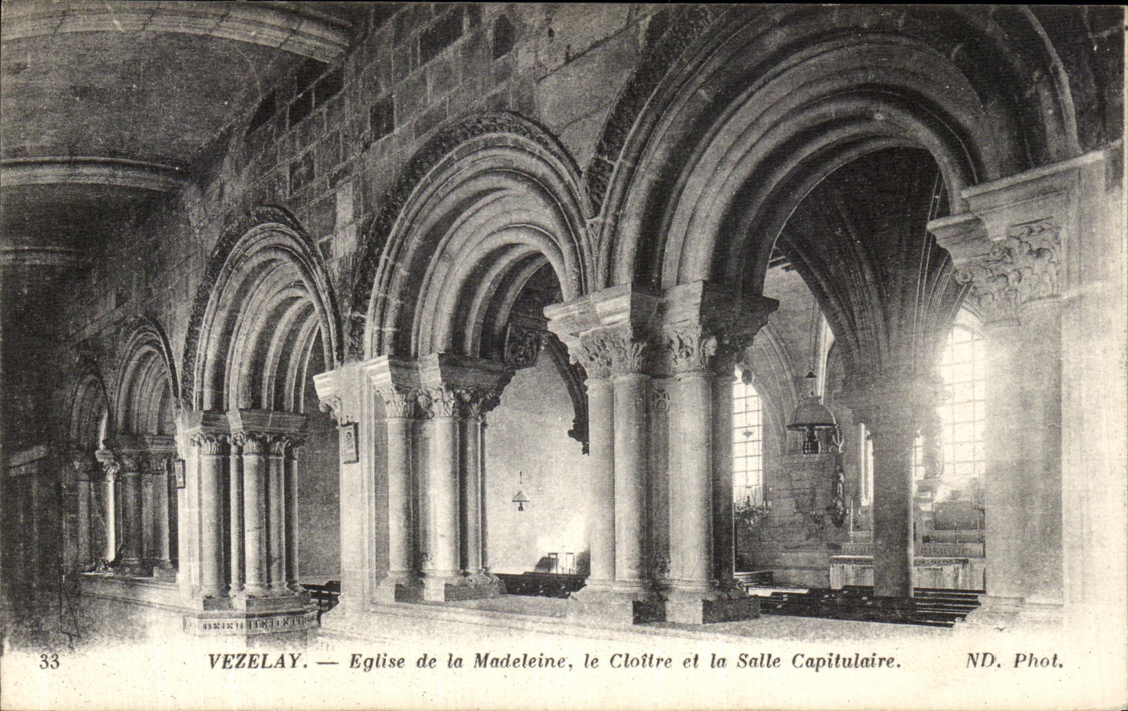 CPA Vezelay Eglise de la Madeleine Le Cloitre et la Salle Capitulaire