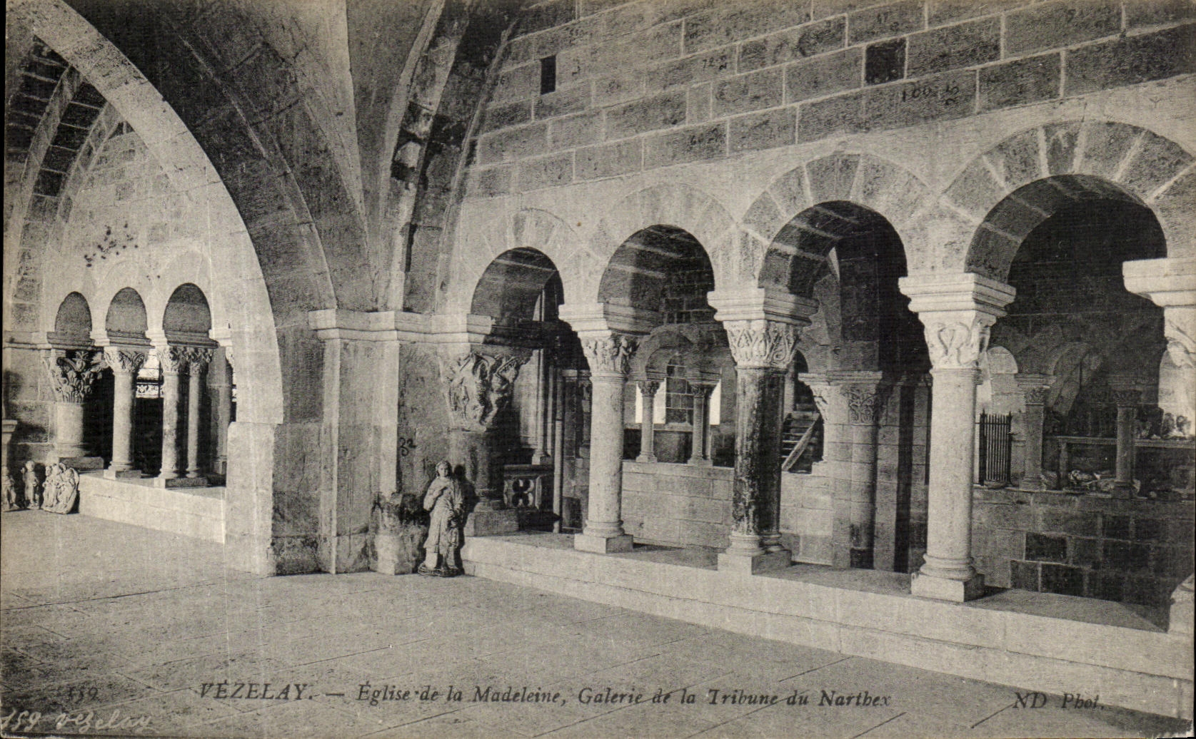 CPA Vezelay Eglise de la Madeleine Galerie de la Tribune du Narthex