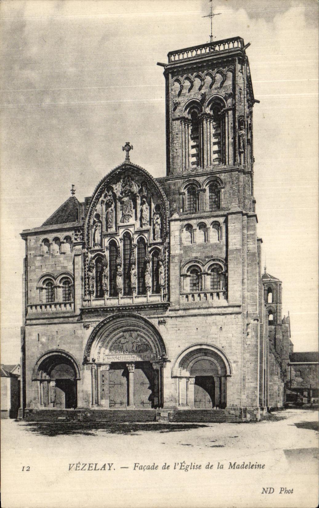CPA Vezelay Facade Vezelay Eglise de la Madeleine