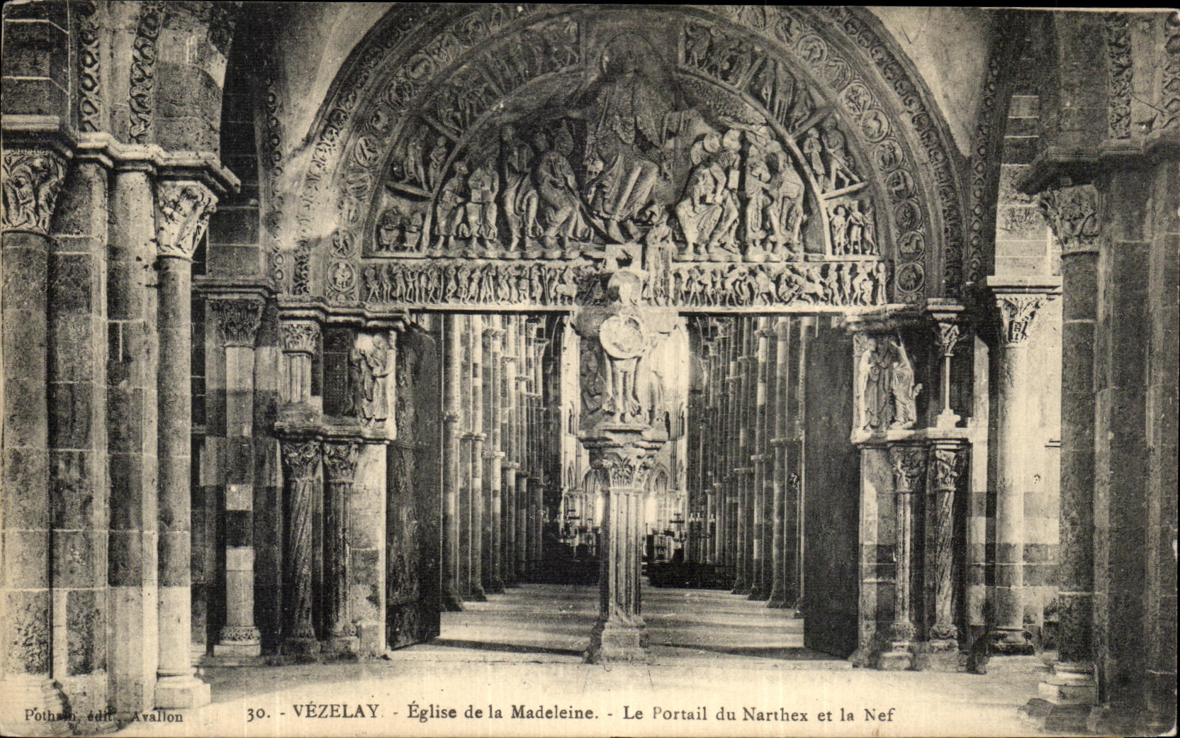CPA Vezelay Eglise de la Madeleine Le portail du Narthex et la Nef