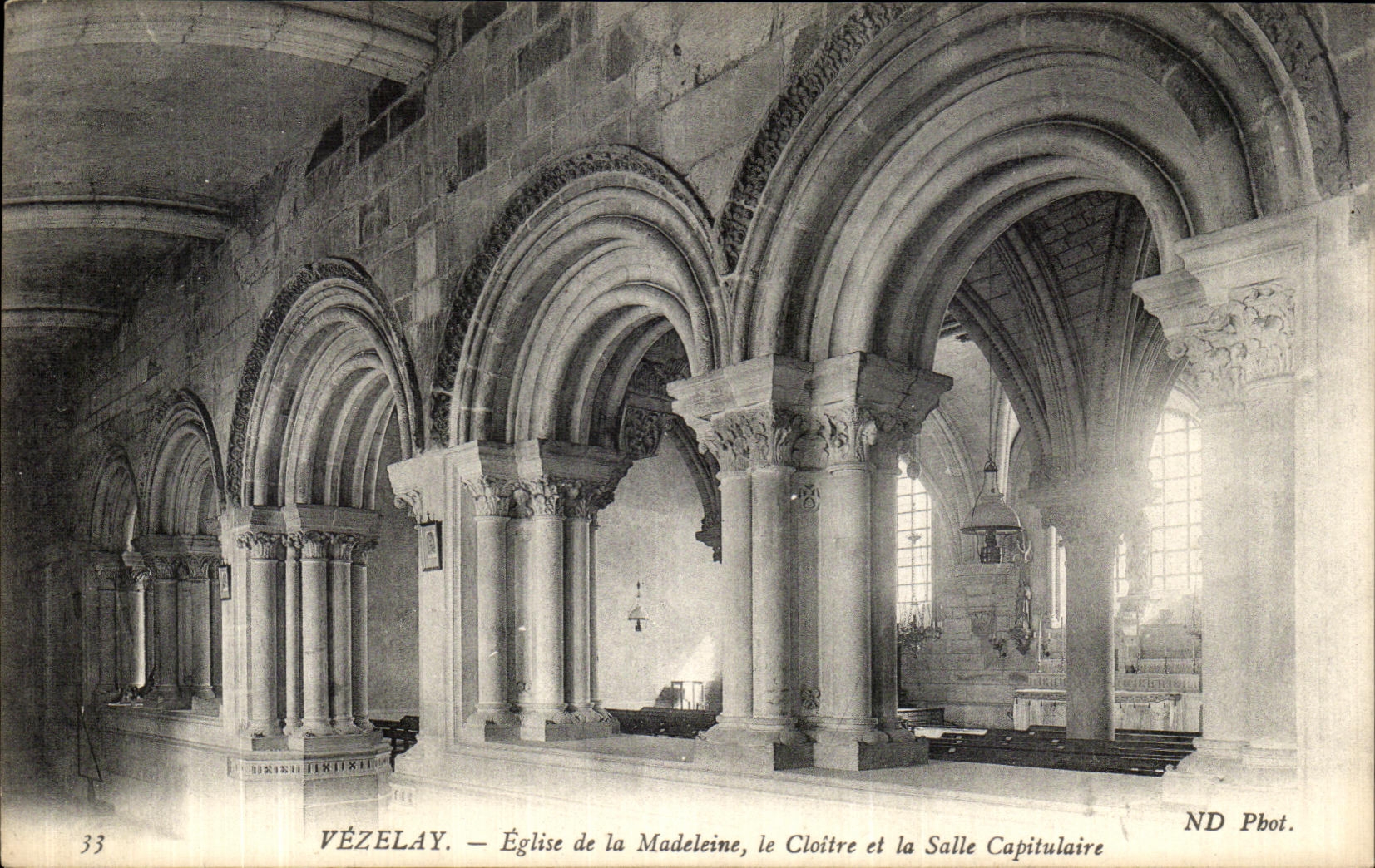 CPA Vezelay Eglise de la madeleine Le cloitre et la salle Capitulaire