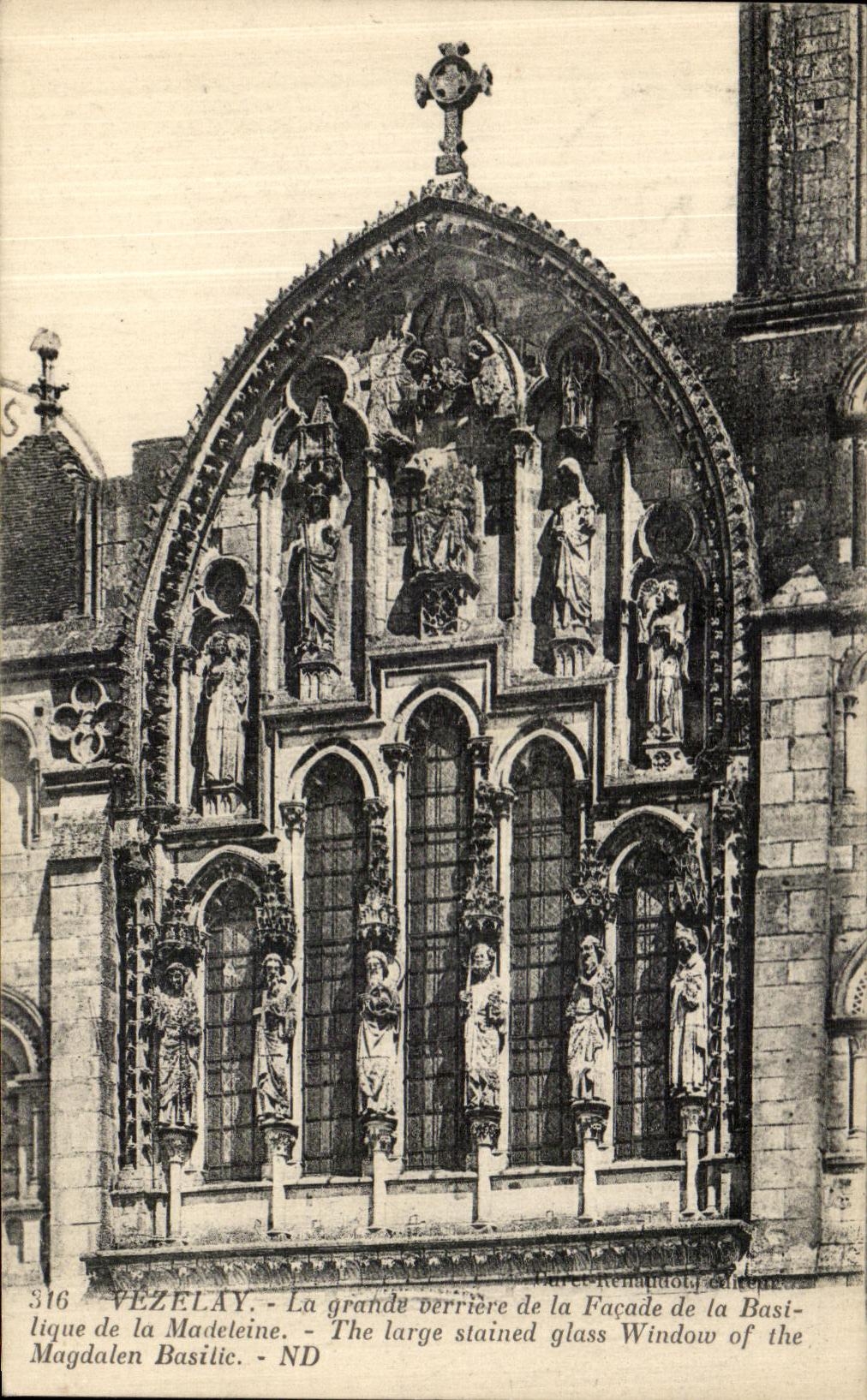 CPA Vezelay La grande verriere de la facade de la basilique de la Madeleine