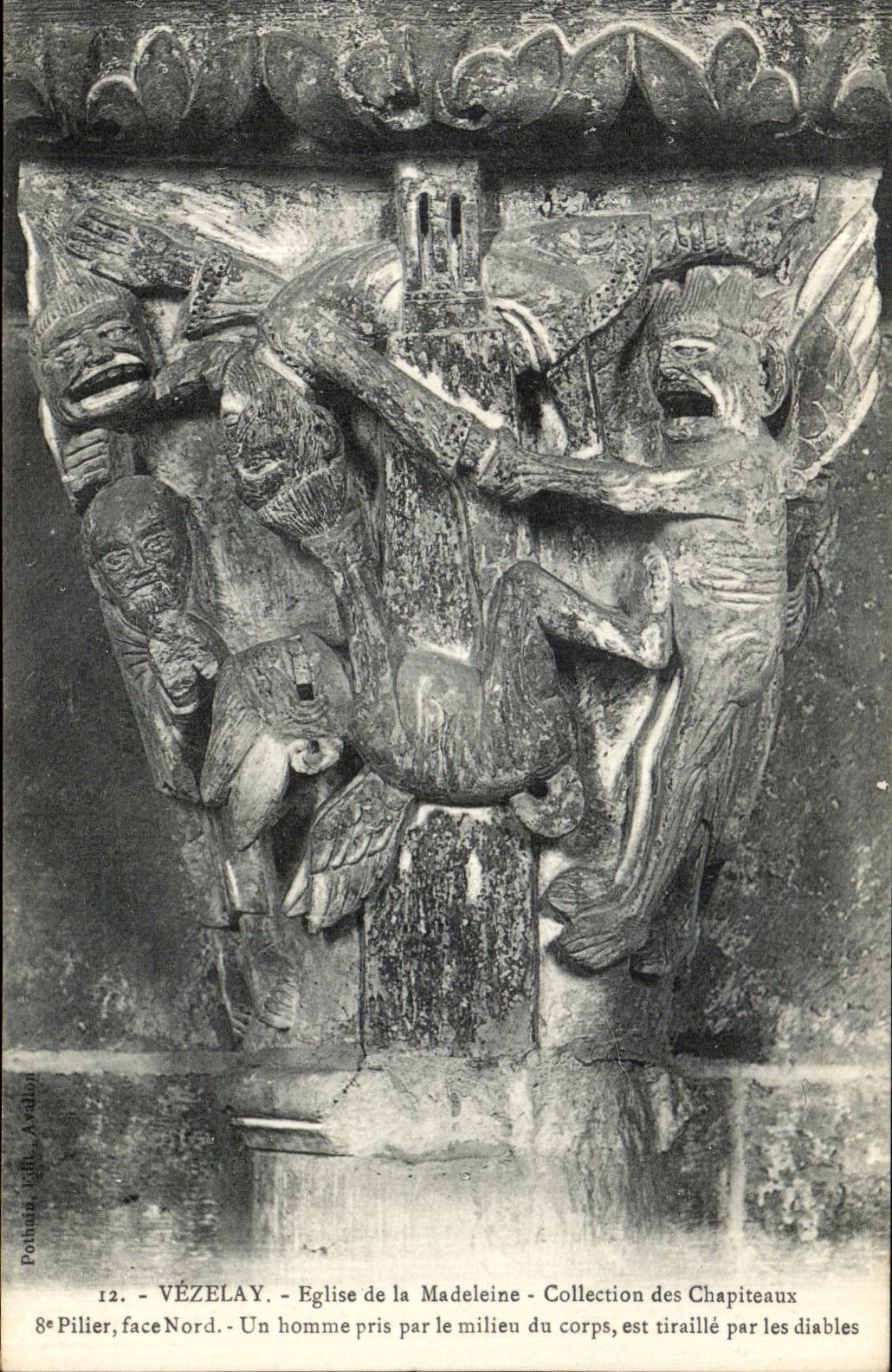 CPA Vezelay Facade Eglise de la madeleine Collection des Chapiteaux Un homme pris par le milieu du corps