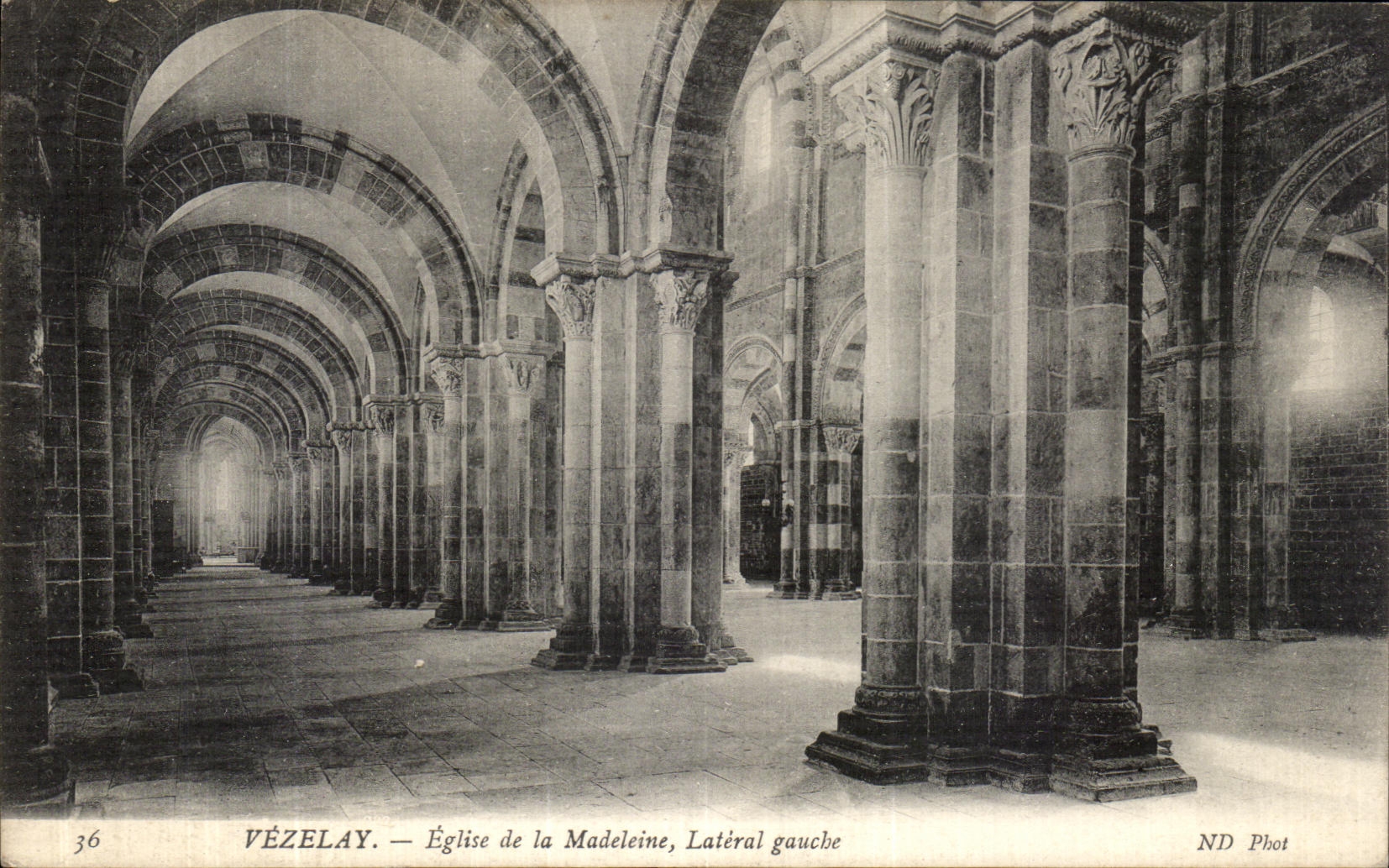 CPA Vezelay Eglise de la Madeleine Lateral Gauche