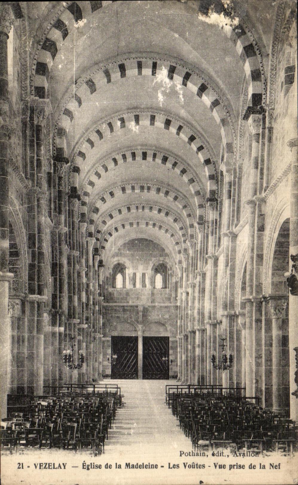 CPA Vezelay Eglise de la Madeleine Les Voutes Vue Prise de la Nef