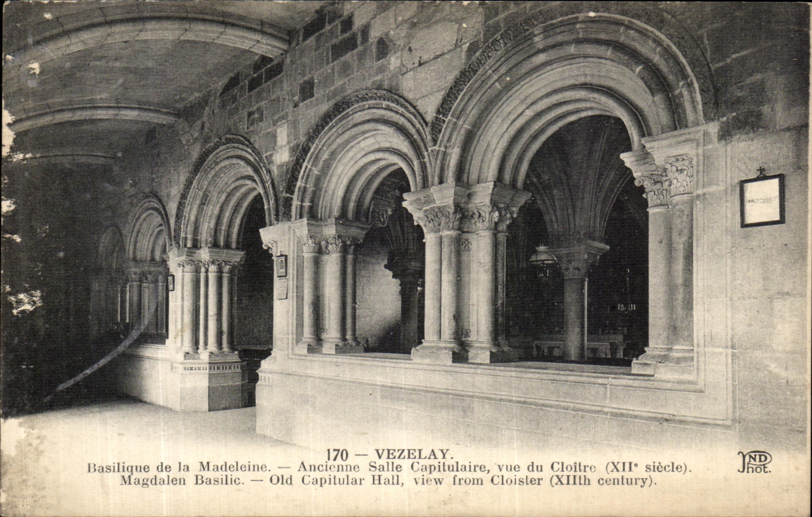 CPA Vezelay Basilique de la Madeleine Ancienne salle capitulaire vue du cloitre