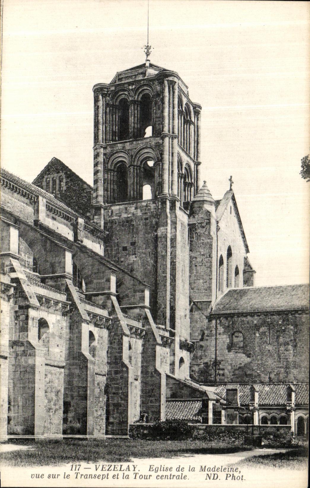 CPA Vezelay Eglise de la Madeleine Vue Sur le Transept et la Tour Centrale