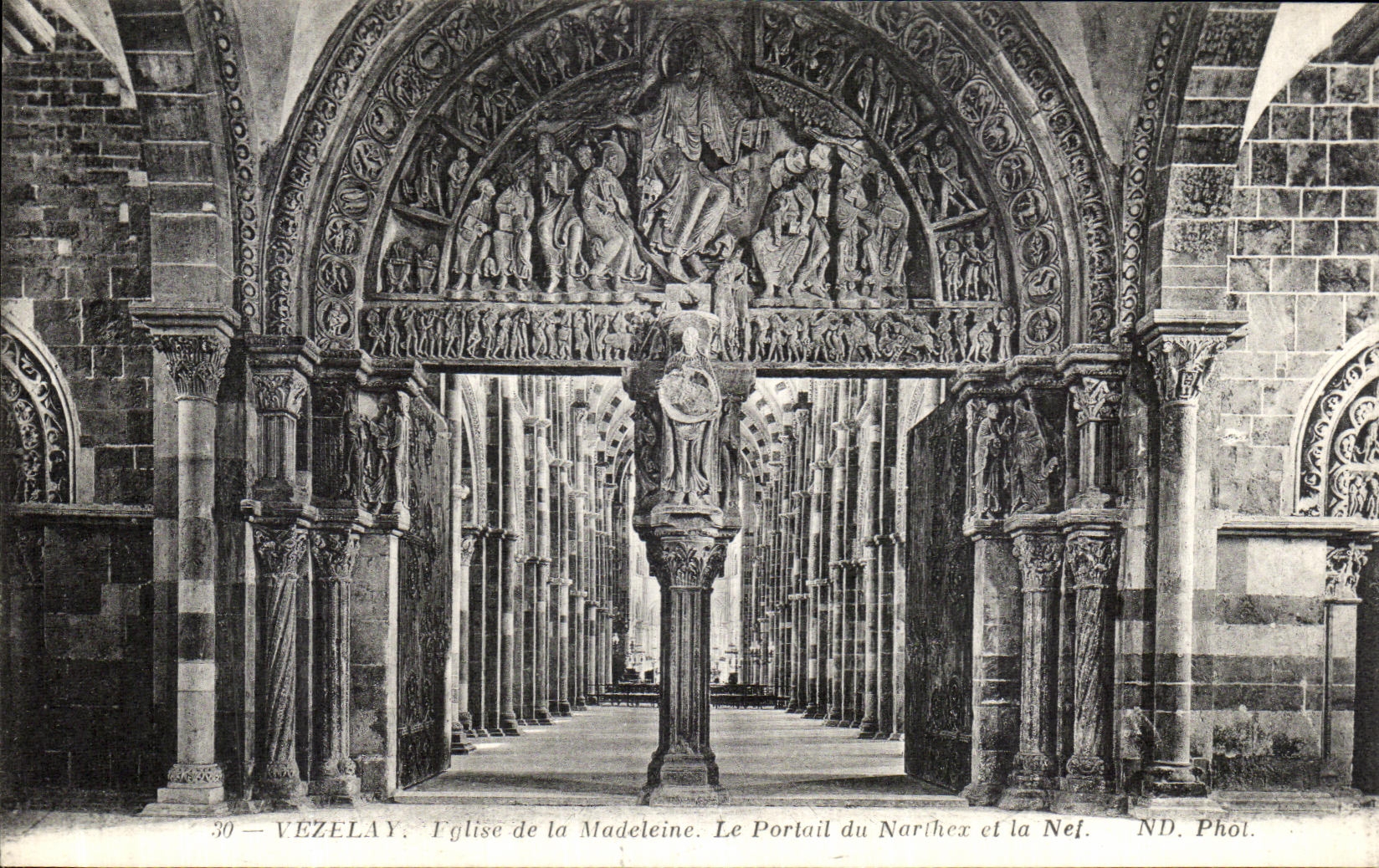 CPA Vezelay Eglise de la Madeleine Portail du Narthex et la Nef