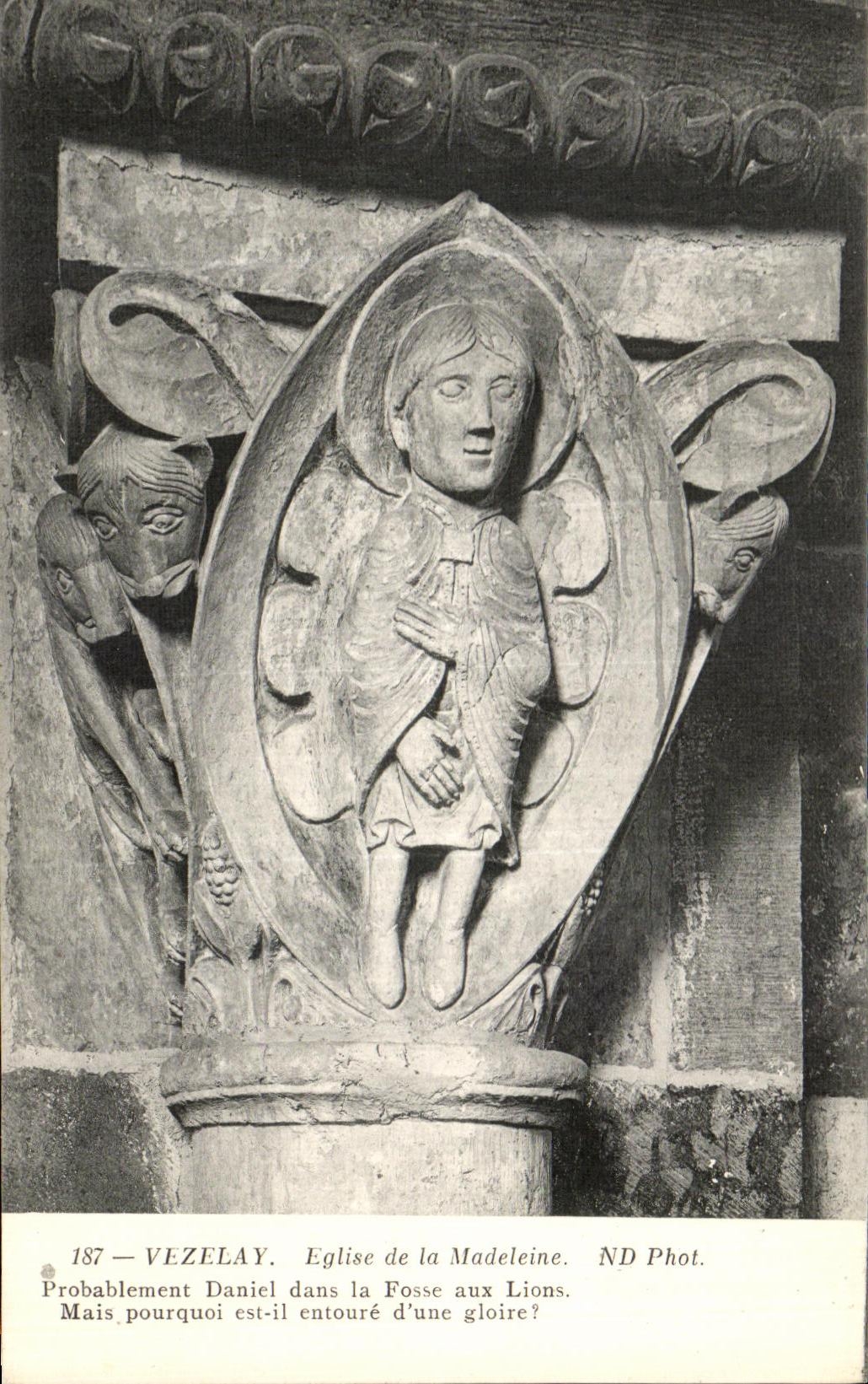 CPA Vezelay Eglise de la Madeleine Probablement Daniel dans la Fosse aux Lions