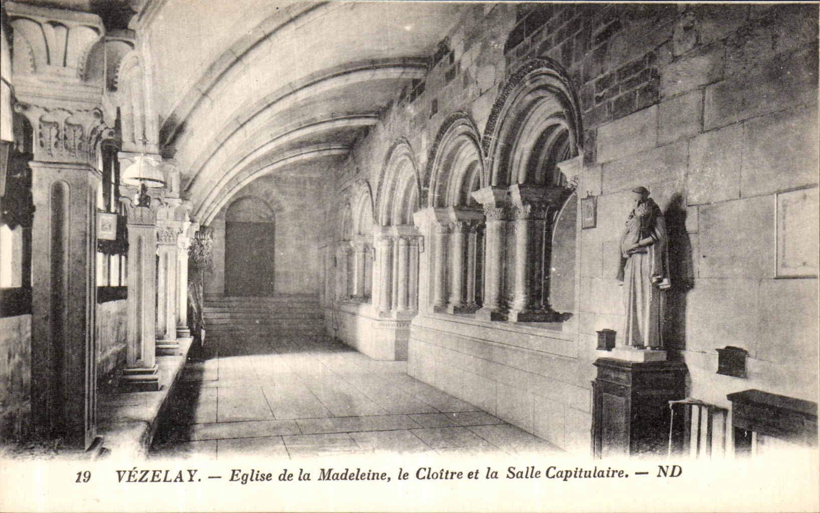 CPA Vezelay Eglise de la Madeleine Le Cloitre et la Salle Capitulaire 
