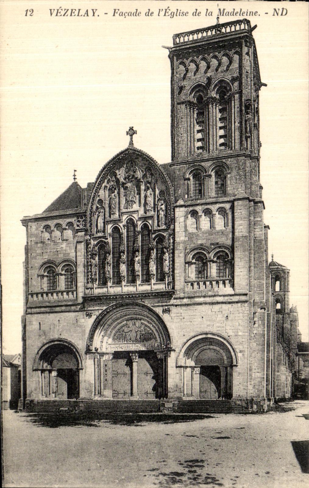 CPA Vezelay Facade de l Eglise de la Madeleine 