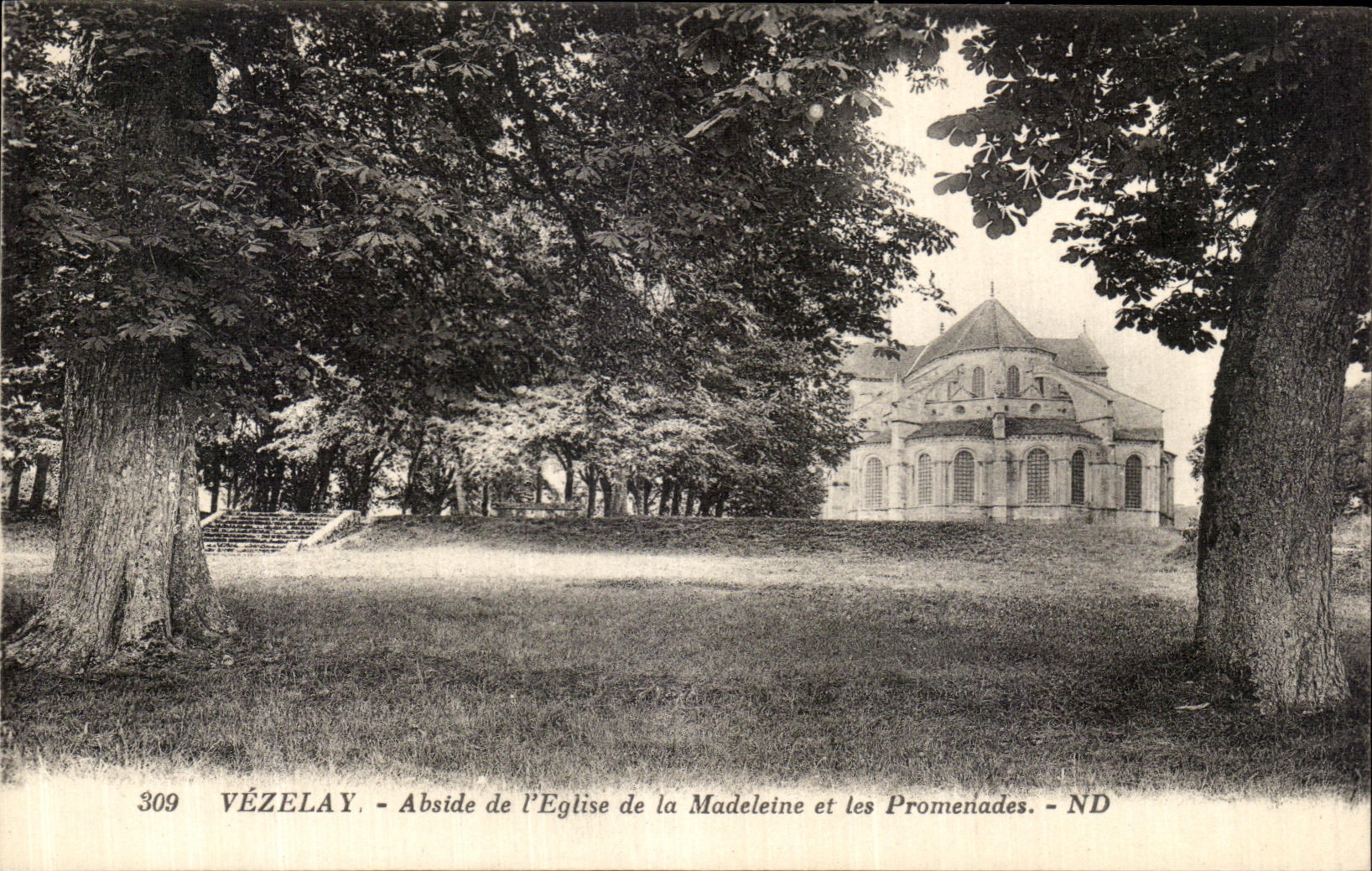 CPA Vezelay Abside de la Eglise de la Madeleine et les Promenades 