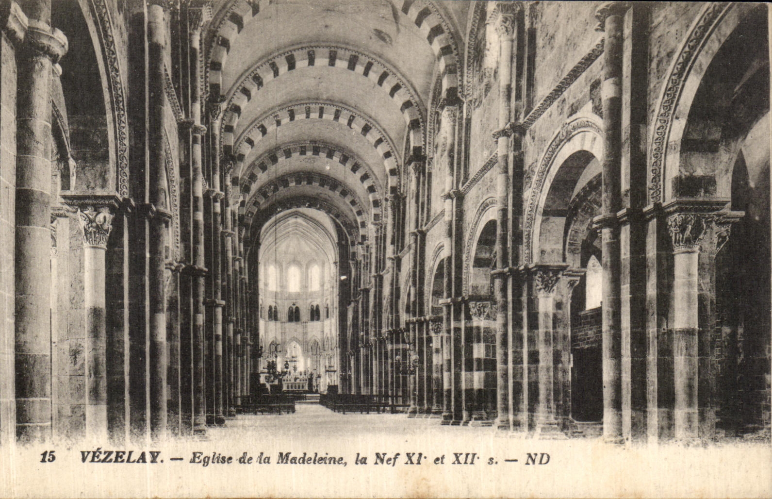 CPA Vezelay Eglise de la Madeleine La Nef