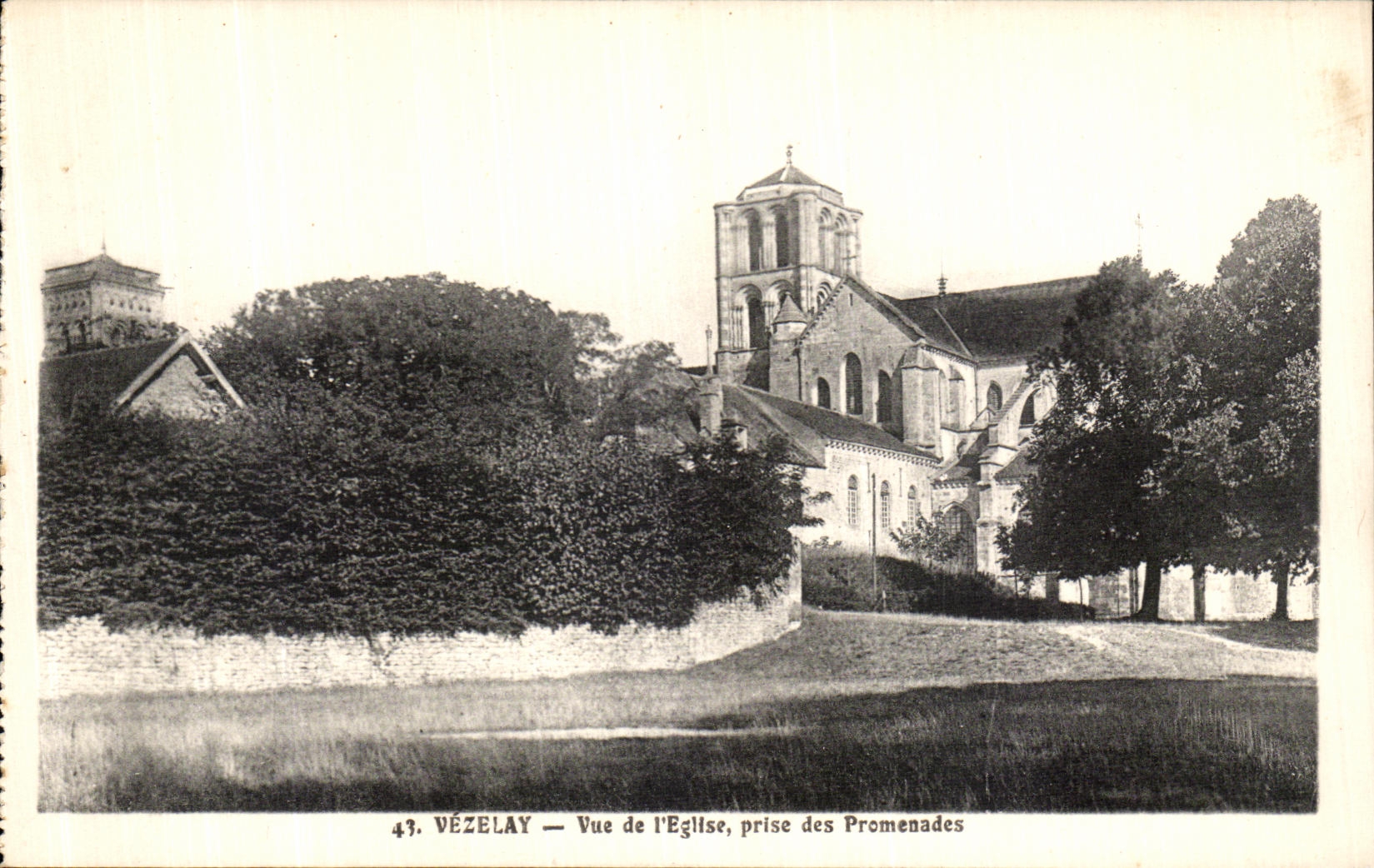 CPA Vezelay Vue de L Eglise Prise des Promenades
