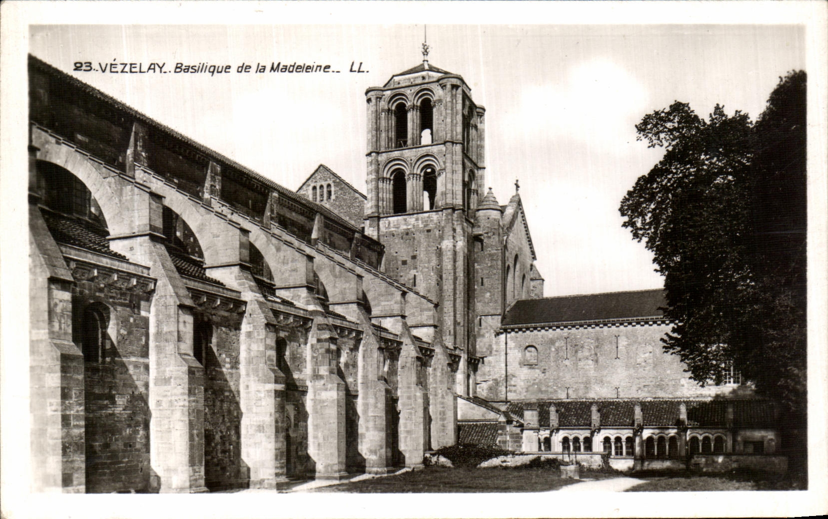 CPA Vezelay Basilique de la Madeleince 