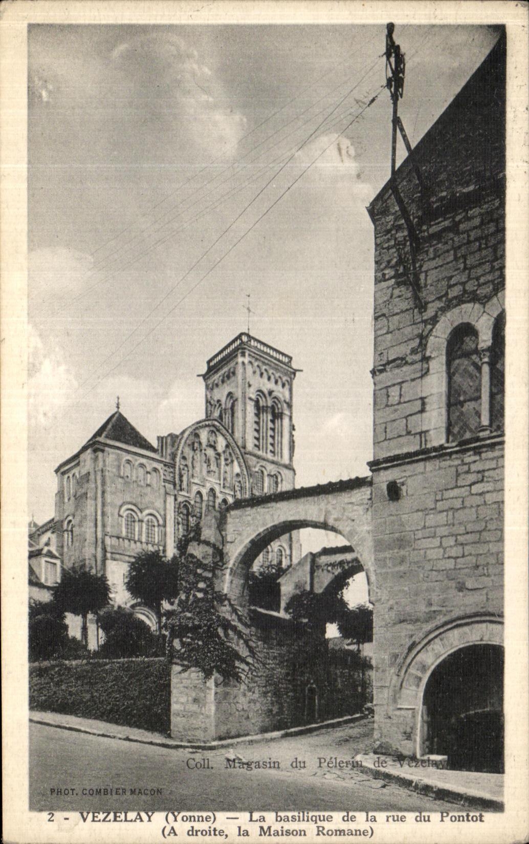 CPA Vezelay La Basilique de la Pontot A droite la maison Romane