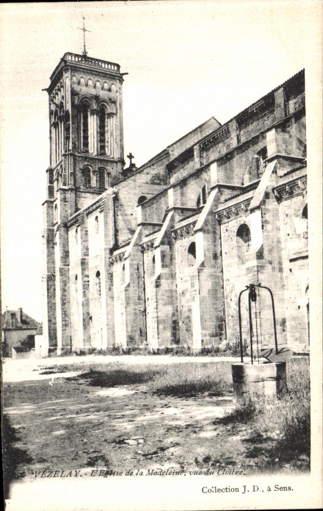 CPA Vezelay L Eglise de la Madeleince Vue de Cloitre