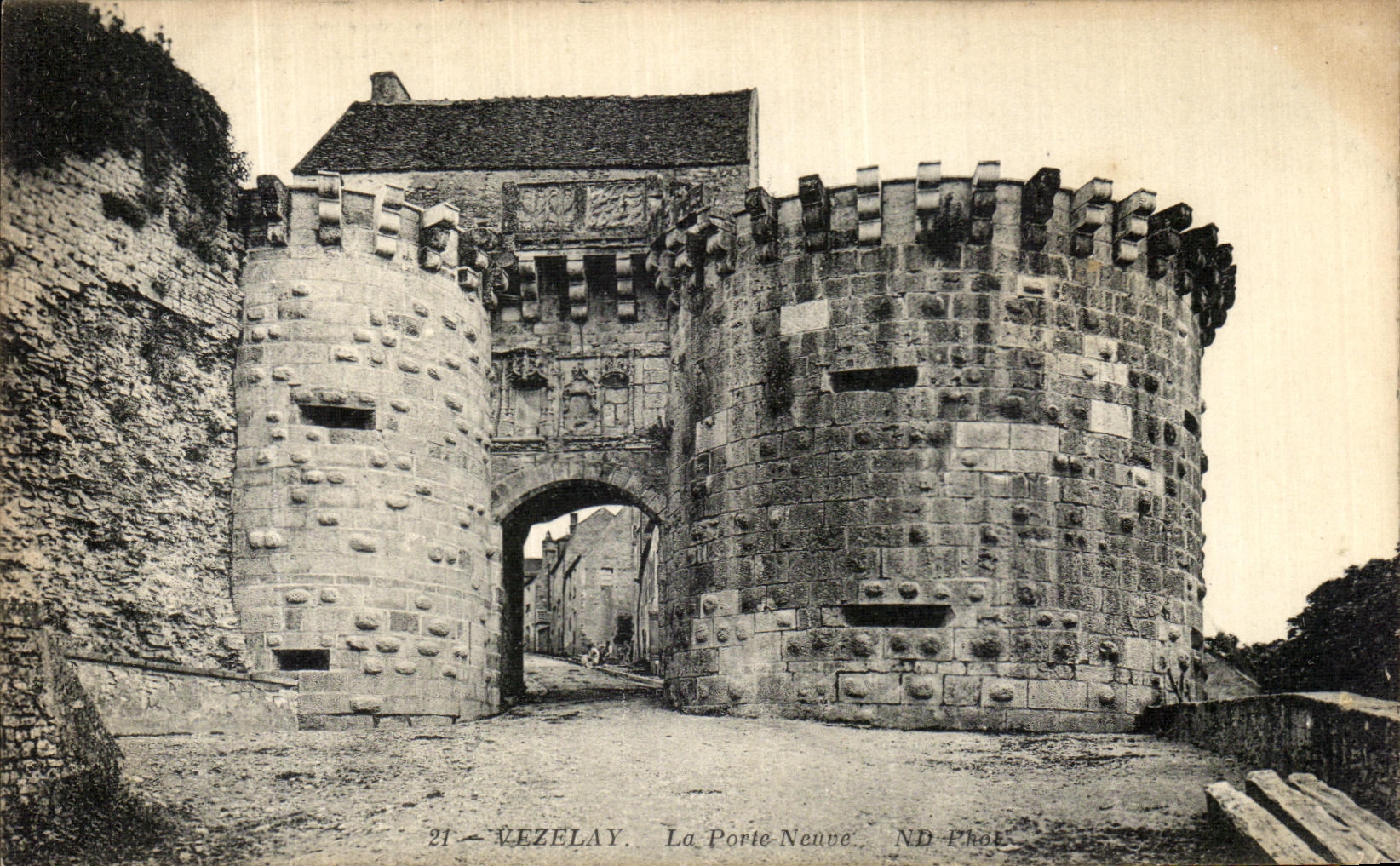 CPA Vezelay La porte Nenve 